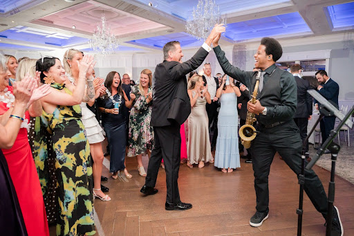 Wedding Entertainment – Live Music or a DJ?